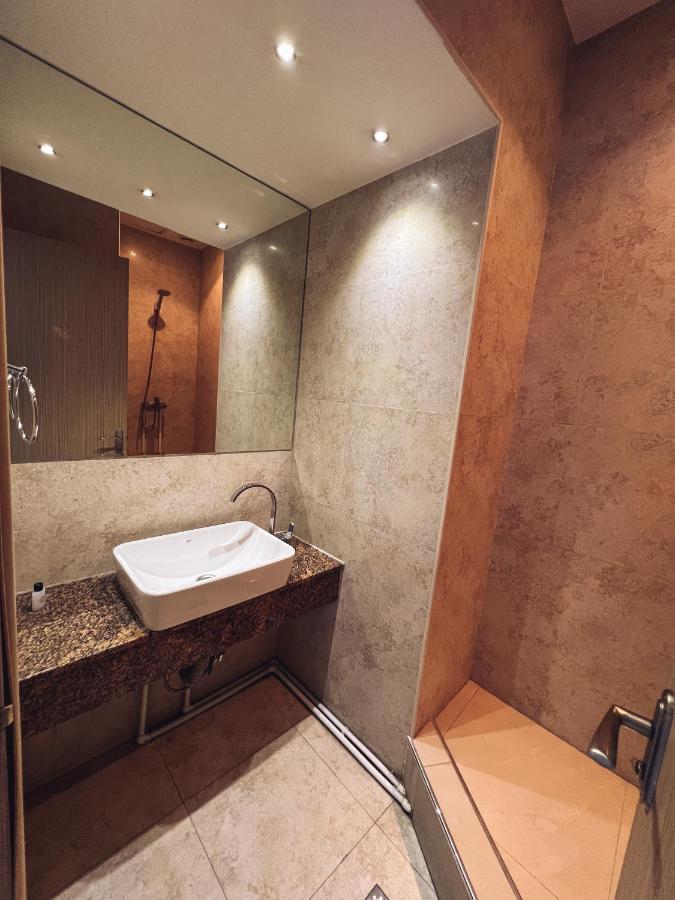 IT Hotel Tumanyan Street Yerevan Bagian luar foto