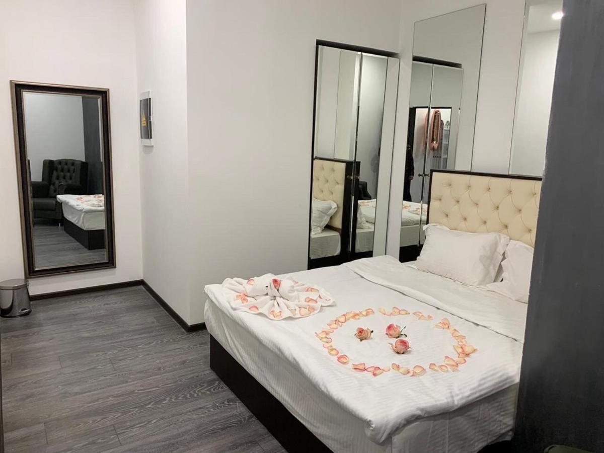 IT Hotel Tumanyan Street Yerevan Bagian luar foto